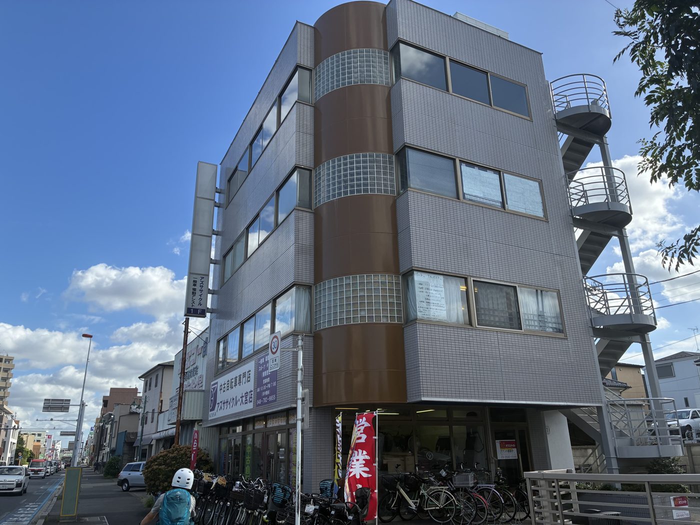 大成校が入るビルの外観。4階建てで、1階に自転車店がある
